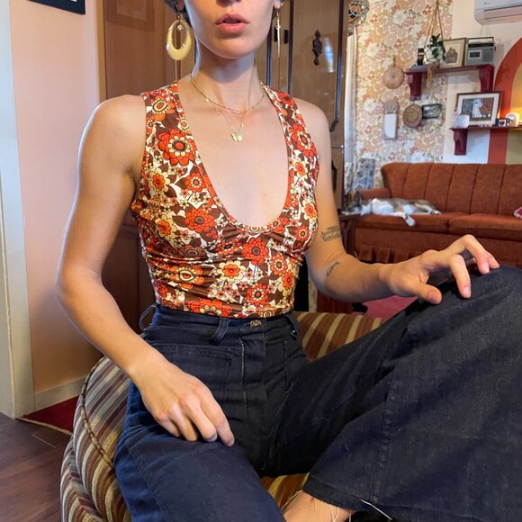 Plunge 70s style orange floral print MOD style sleeveless crop top! - Picture 5 of 13